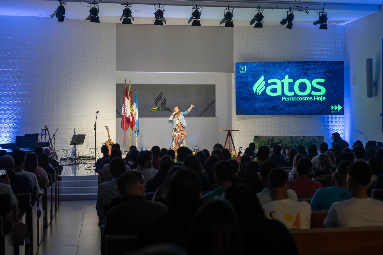 Atos: movimento jovem reúne jovens em adoração a Deus 