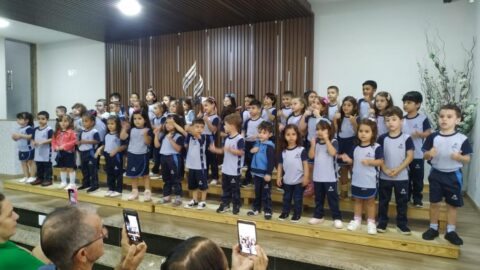 Mais de 300 avós são homenageados em evento da Escola Adventista de Barra de São Francisco