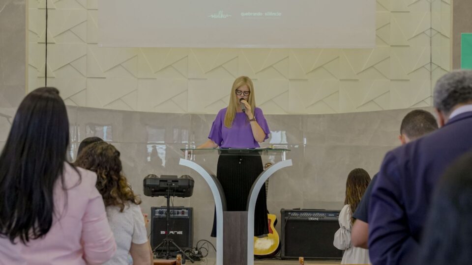 Líder do Ministério da Mulher, Ester Leal, ministrando a pregação do sábado do Quebrando o Silêncio.