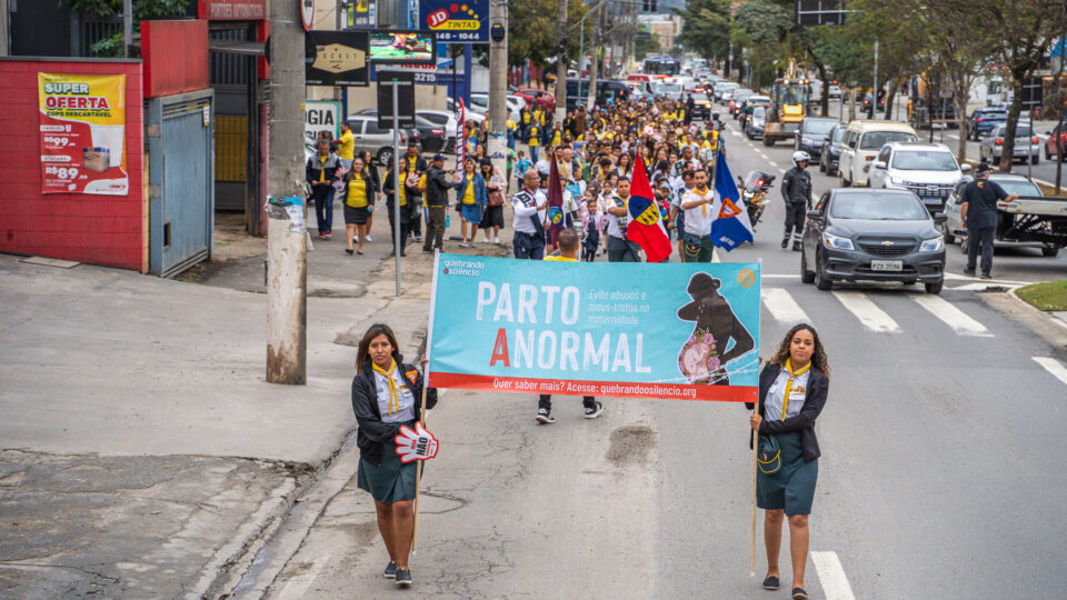 Membros das igrejas locais, moradores da cidade e servidores públicos se uniram na passeata "Quebrando o Silêncio" na cidade Cajamar.