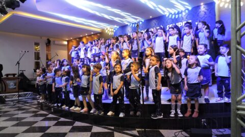 Escola adventista de Barra de São Francisco homenageia pais em evento emocionante