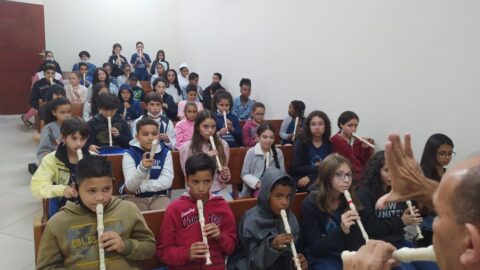 Projeto social oferece aulas de música gratuitas de flauta