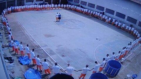 Mais de 100 detentos são batizados em penitenciária de Maringá - PR
