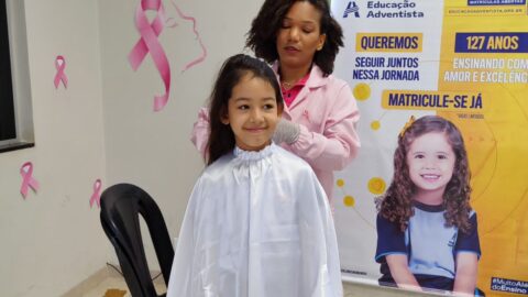 Alunas e professoras cortam cabelo para doar a pacientes com câncer