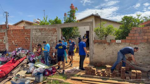 Voluntários se unem para limpar e reformar casa de uma família carente, em Anápolis (GO)