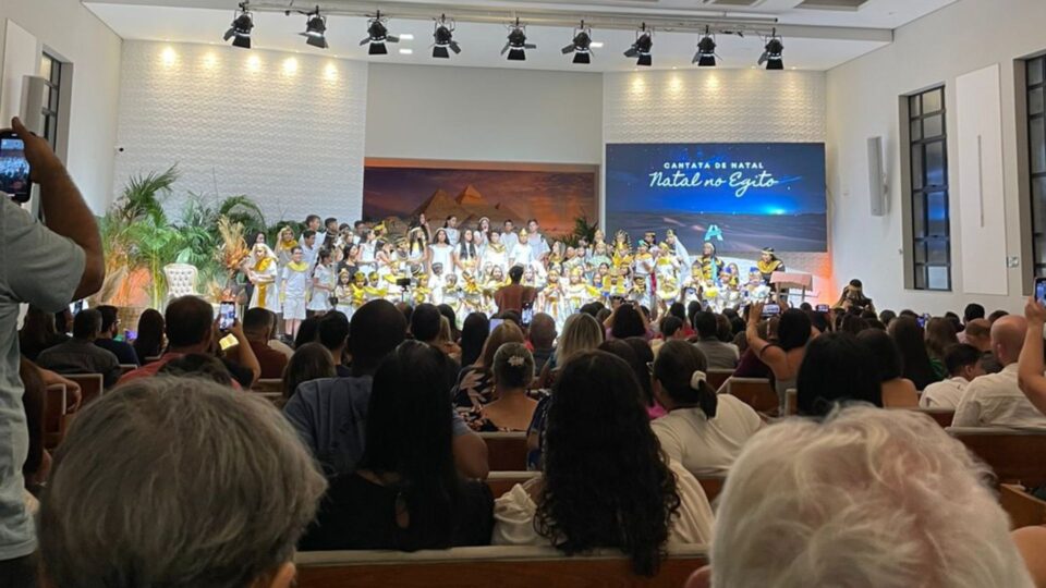 A Ação Solidária Adventista (ASA) homenageou os apoiadores em uma cantata de Natal, em parceria com a Educação Adventista. Foto:
