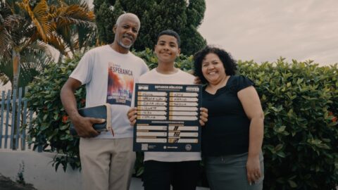 Casal usa placa personalizada para evangelizar através da Escola Sabatina no RJ