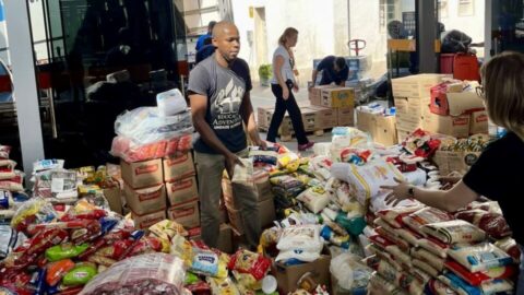 Entidades e voluntários prestam assistência a vítimas de enchente em Santa Catarina