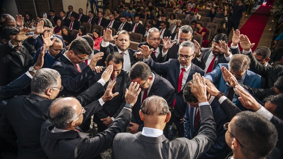 Momento solene da imposição de mãos feita durante a cerimônia de Ordenação Pastoral. (Foto: Divulgação)