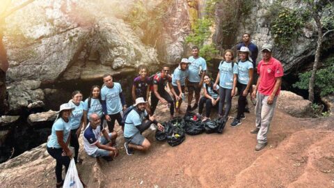 Juventude Adventista expressa cuidado ao realizar limpeza nas cachoeiras de Itaitu, Bahia