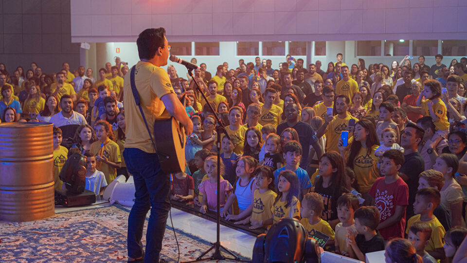O cantor adventista, Daniel Ludke, canta com os Calebes em programação Celebração Calebe. 