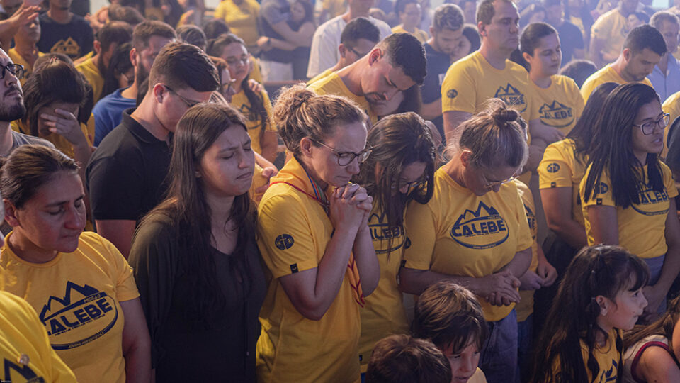 Jovens se unem em oração para agradecer as benção derramadas por Deus. durante Celebração Calebe.