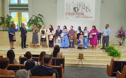 Curso bíblico promove formatura com entrega de certificado e transforma vidas