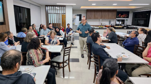 Reunião com 60 voluntários projeta atividades dos centros de influência de Curitiba