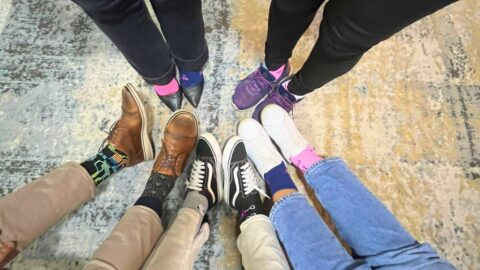 Servidores da igreja Adventista usam meias 'descasadas' para lembrar Dia Mundial da Síndrome de Down