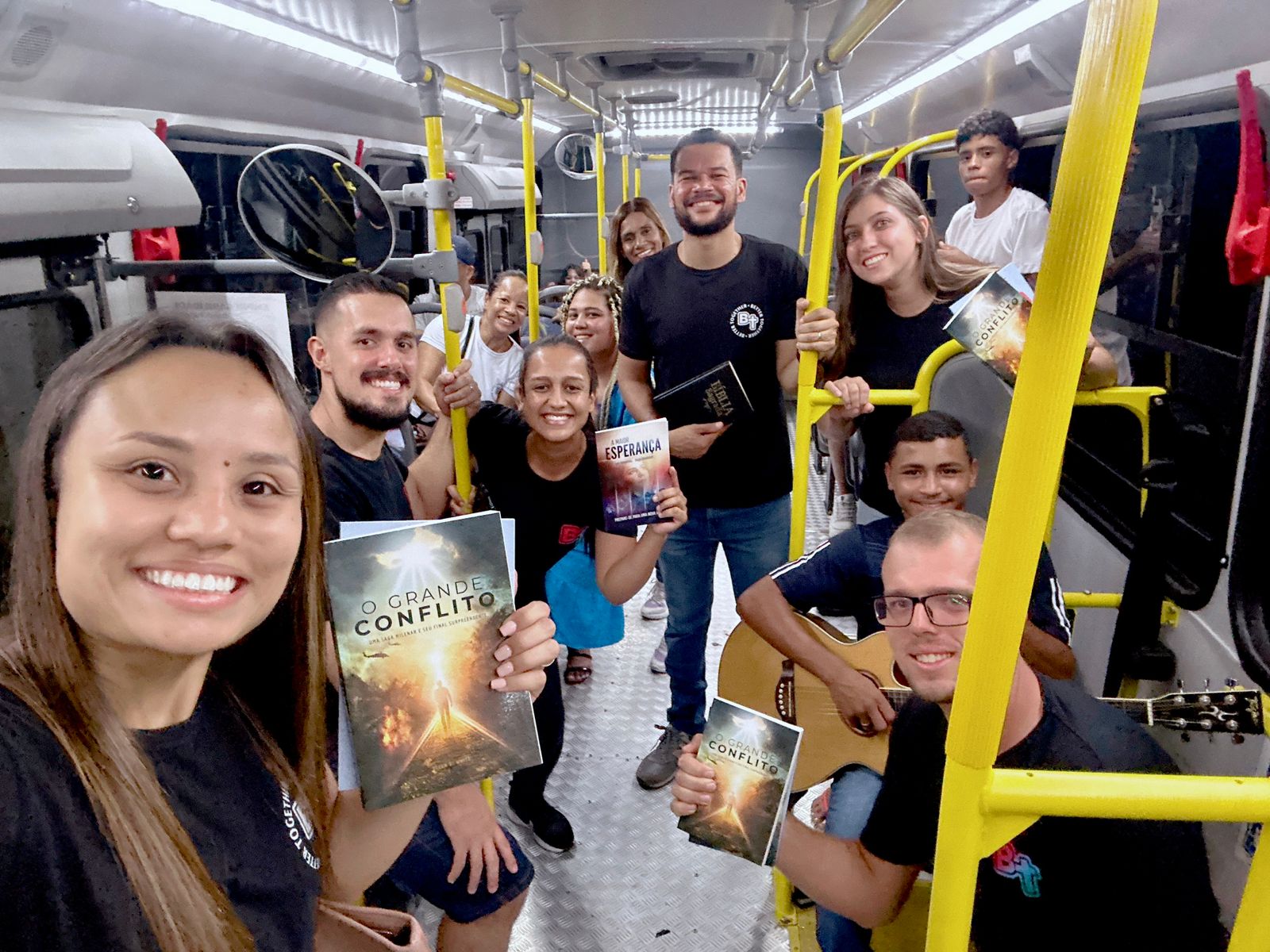 Jovens no norte do PR usam ônibus coletivo para evangelização