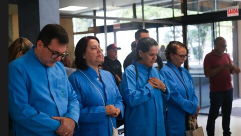 Páscoa: Alunos realizam culto em hospital de Florianópolis