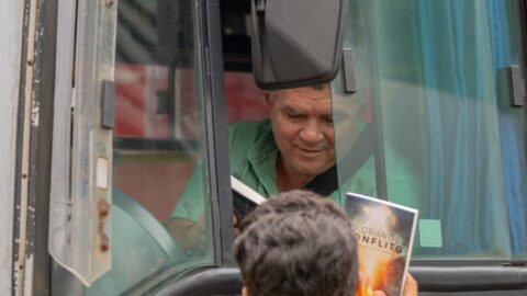 Cidades do oeste de Minas Gerais são impactadas com a entrega do livro 'O Grande Conflito'