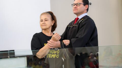 Mulher realiza sonho de ser batizada após 30 anos de espera