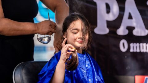 Projeto de doação de cabelo homenageia mães com câncer