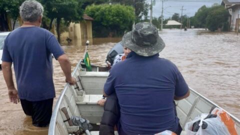 Pai e filho resgatam cerca de 300 pessoas com barco da família no Rio Grande do Sul