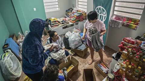 Voluntários atendem famílias afetadas pelas enchentes em vários municípios gaúchos
