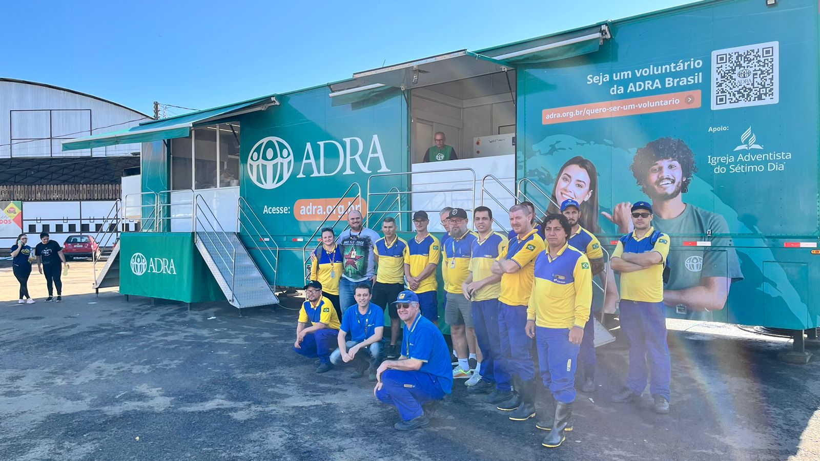 Carreta Solidária da ADRA recebe voluntários dos Correios para atender população do RS