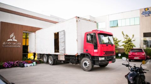 Dez caminhões partem de Santa Catarina para o RS com doações