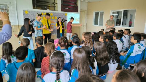 Jovens missionários alertam crianças contra o abuso sexual infantil