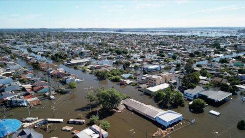 Moradora dos Estados Unidos adota família afetada pelas enchentes no Rio Grande do Sul