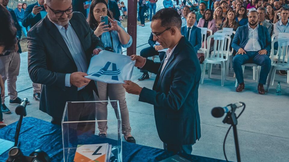 Símbolos cristãos e filosóficos da Educação Adventista foram depositados na urna que foi enterrada