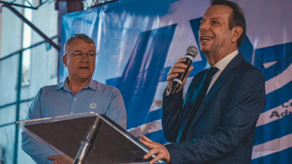 Pastor Eder Fernandes (direita) e  pastor Robledo Moraes (esquerda) participam de Lançamento da Pedra Fundamental do Colégio Adventista de Resende