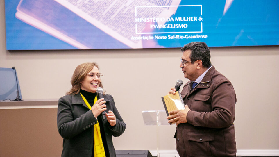 Mirian Jacinto, líder do MM e pastor Julio Padilha, líder de Evangelismo da ANSR.