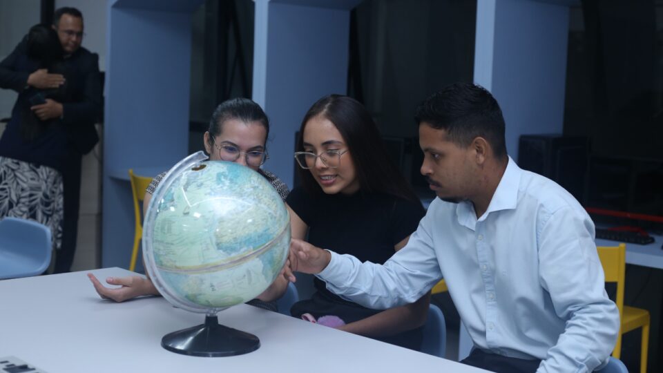 Participantes observam detalhes da biblioteca