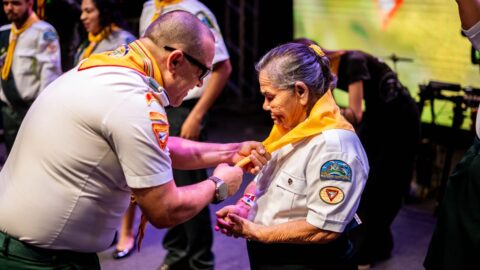 Idosa de 85 anos recebe lenço do Clube de Desbravadores no Espírito Santo