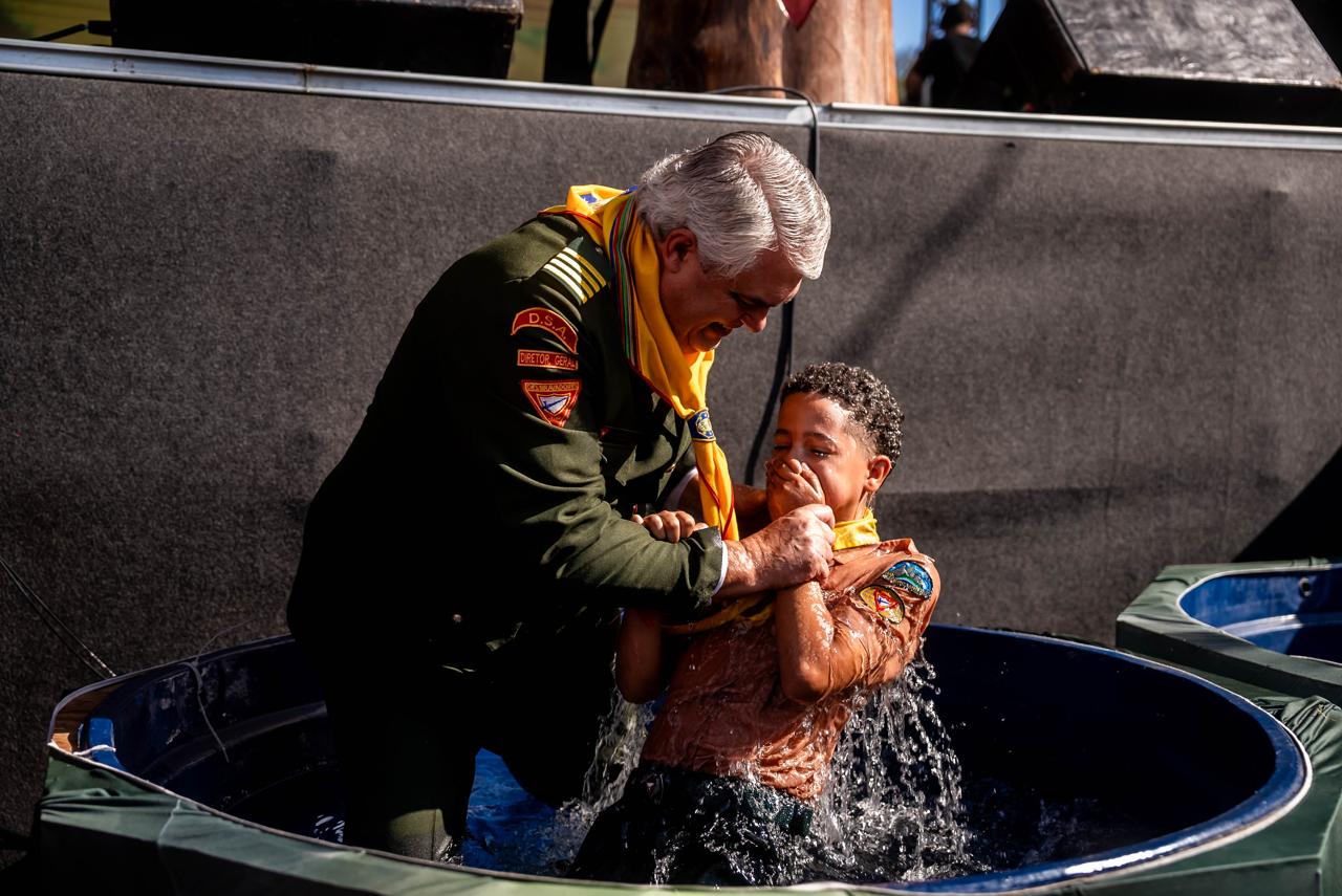 Dezenas de desbravadores são batizados no Campori: A Última Trilha