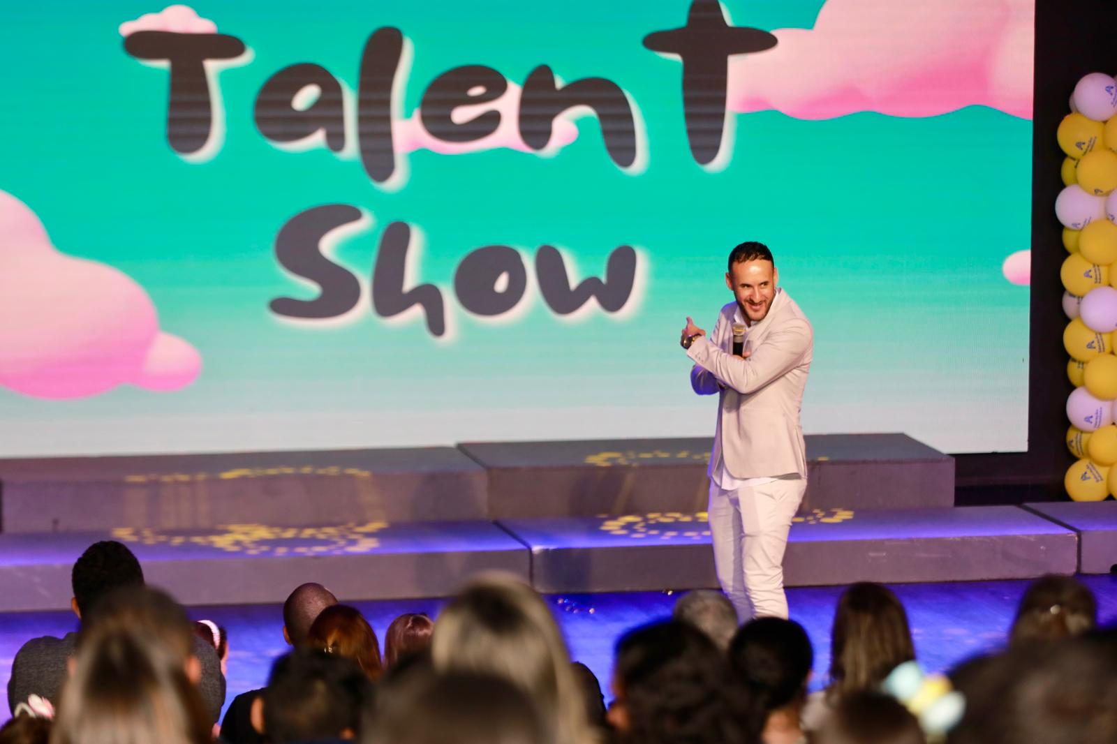 Talent Show: apresentações interpretadas em inglês movimentam comunidade escolar em Itaboraí