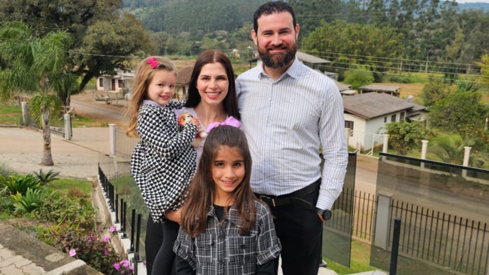 Pastor Juarez com sua esposa Fernanda e suas filhas Amanda e Rafaela 