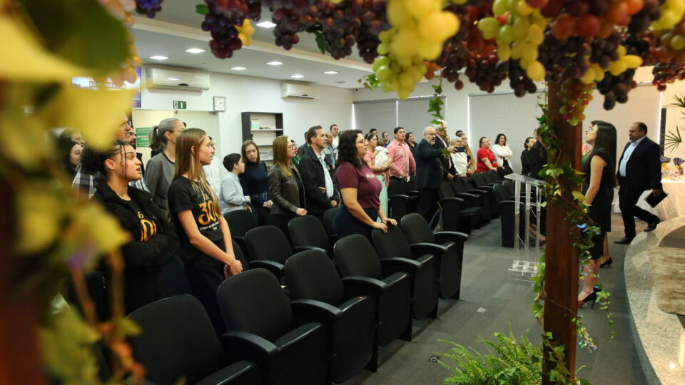 Primeiro encontro para treinamento de evangelistas para o evangelismo feminino em novembro.