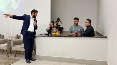 Batismo de casal emociona igreja em Aparecida de Goiânia