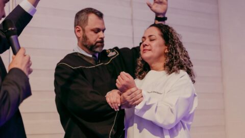 Secador de cabelo com defeito leva cabeleireira a entregar sua vida a Cristo