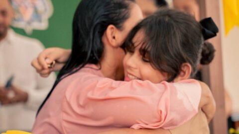 A fidelidade de uma criança leva sua mãe ao batismo