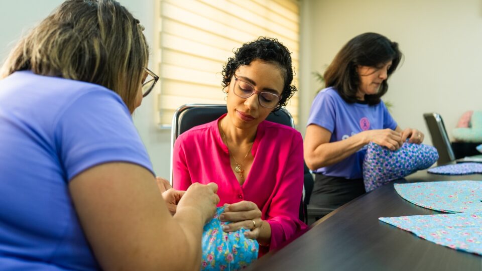 Márcia visita um dos grupos de voluntárias que confeccionam as almofadas (Foto: Danylo Duarte)