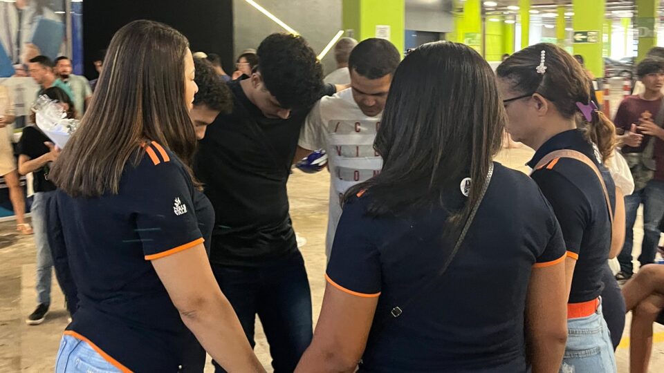 Momento de oração com os alunos (Foto: Arquivo)