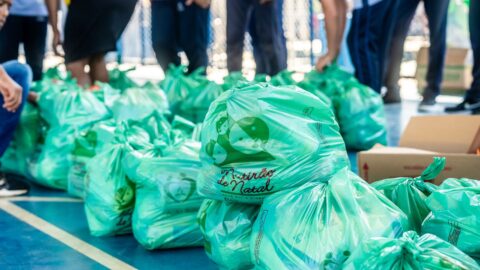 Voluntários distribuem cestas básicas e espalham esperança em comunidade carente