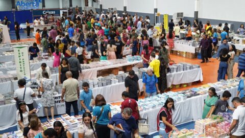 Feira de livros cristãos atrai público evangélico em Imperatriz