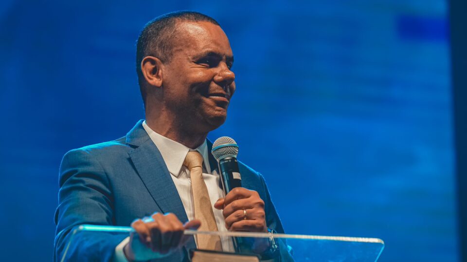 Dr. Rodrigo Silva leva mensagem de esperança aos presentes na celebração (Foto: Thalles Paixão)