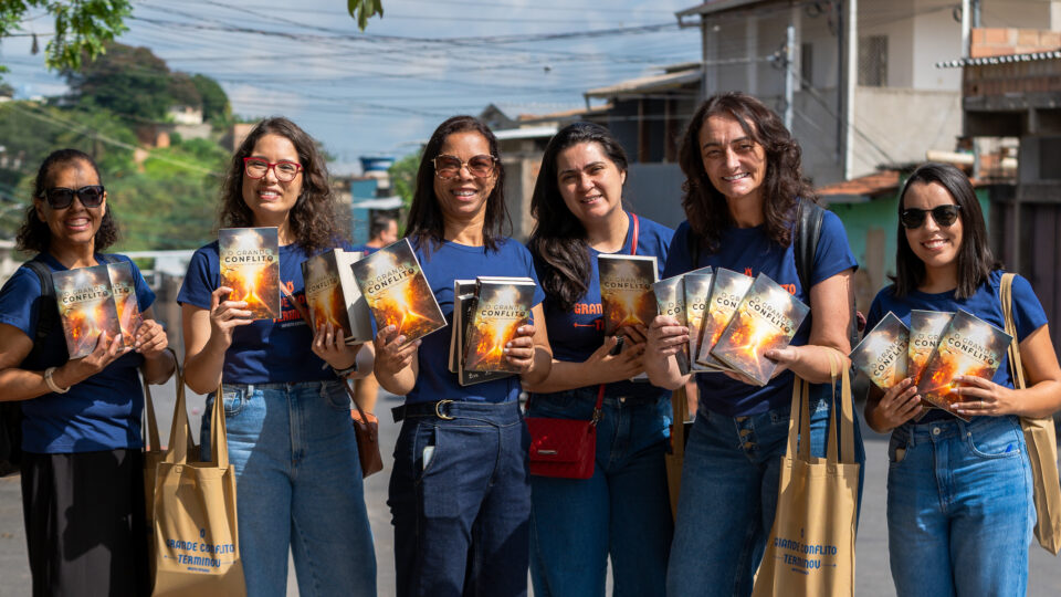 Só em 2024, cerca de 200 mil exemplares do livro O Grande Conflito foram distribuído na região metropolitana de Belo Horizonte.