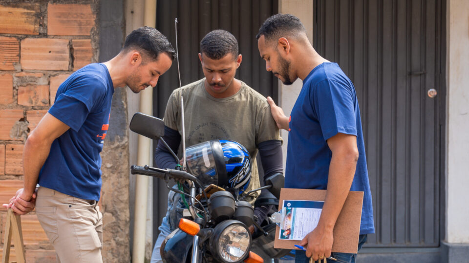 Além da distribuição gratuita de livros, também foram oferecidos estudo bíblicos.