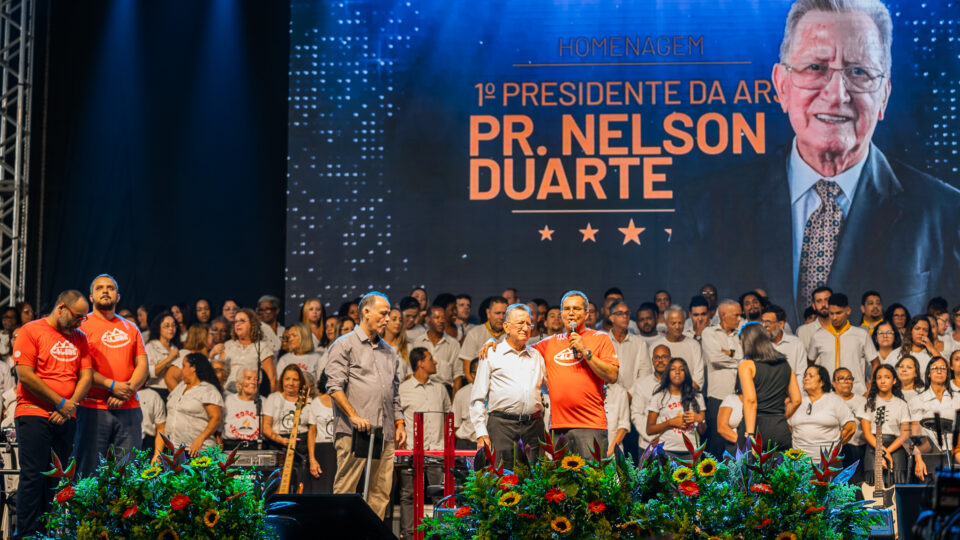 Coral ARS e pastor Nelson Duarte, primeiro presidente da Associação Rio Sul (Foto: Davison Alex)